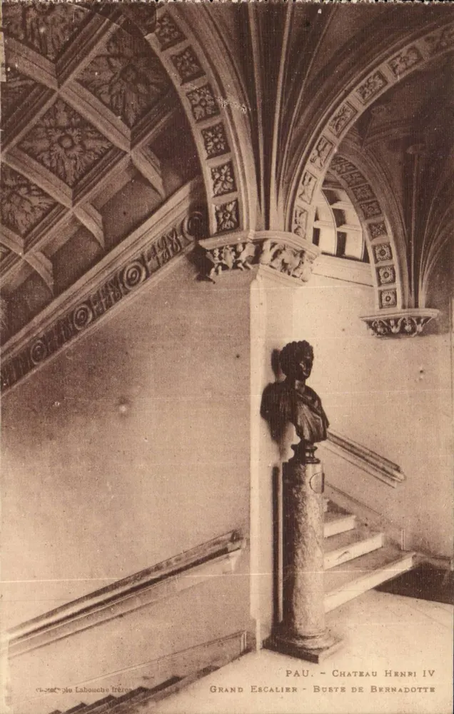 Pau - Schloss Henri IV - Großer Treppenaufgang - Büste von Bernadotte - Vorderseite