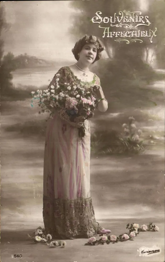 Junge Frau in einem Musterkleid — mit Blumenstrauß und Rosen am Boden — Verlag Briançon, Nr. 560 - Vorderseite