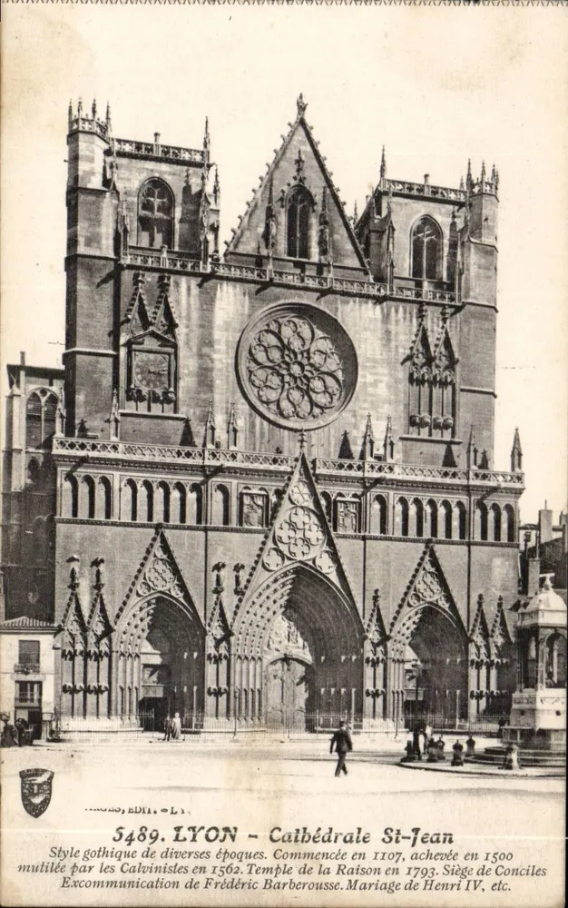 LYON - Catedral de São João — Estilo gótico de diversas épocas, iniciada em 1107, concluída em 1500, mutilada pelos calvinistas em 1562, sede de concílios, excomunhão de Frederico Barbarossa, casamento de Henrique IV, etc. — Editor L.1, n° 5489 - Frente