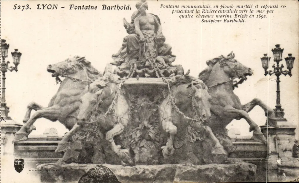 LYON - Fontaine Bartholdi — monumental em chumbo martelado, erguida em 1892, escultura de Bartholdi - Frente