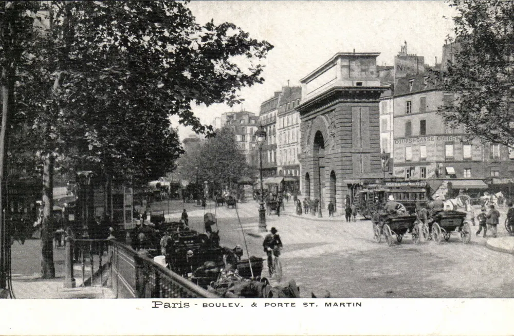 Paris - Boulevard e Porta Saint-Martin — vista da arco e da rua movimentada - Frente