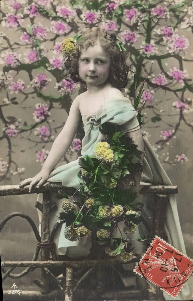 Menina com flores — fundo de cerejeira em flor — A. 3276/s. POSTES - Frente