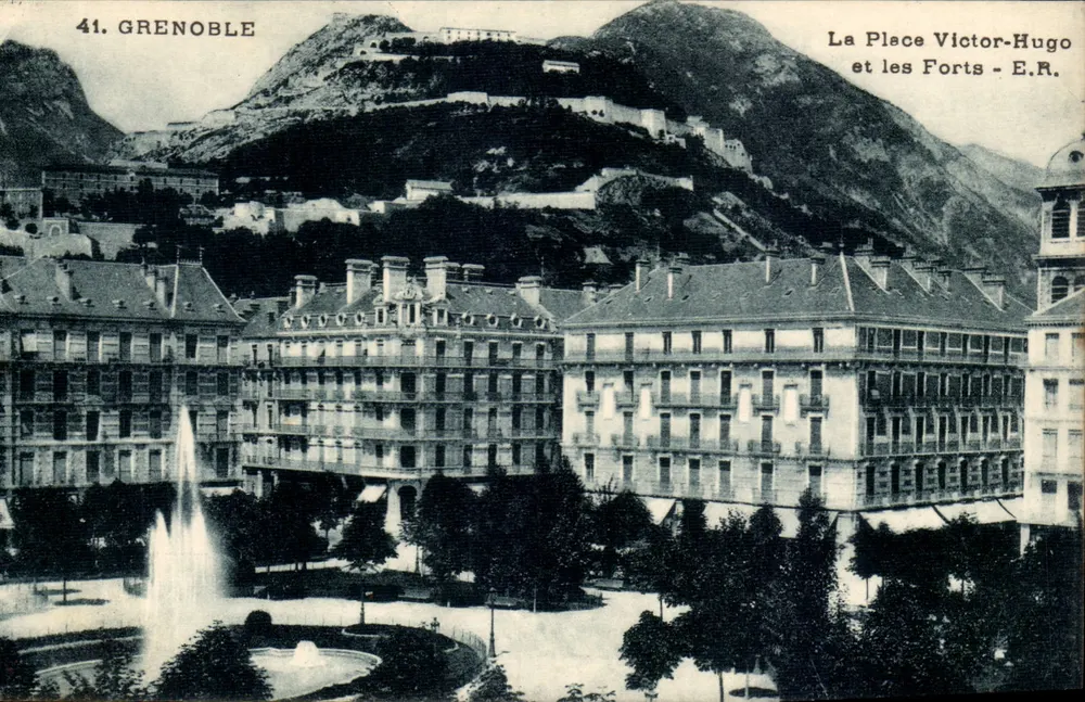 Grenoble — Place Victor-Hugo und die Festungen — E.R. - Vorderseite