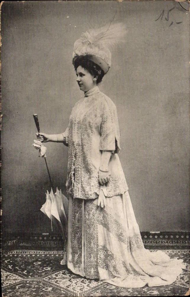 Junge Frau in bemalter Kleidung und Hut mit Federn — Studio — Verleger: Ulitz, Louis, Amsterdam, n° 15 - Vorderseite