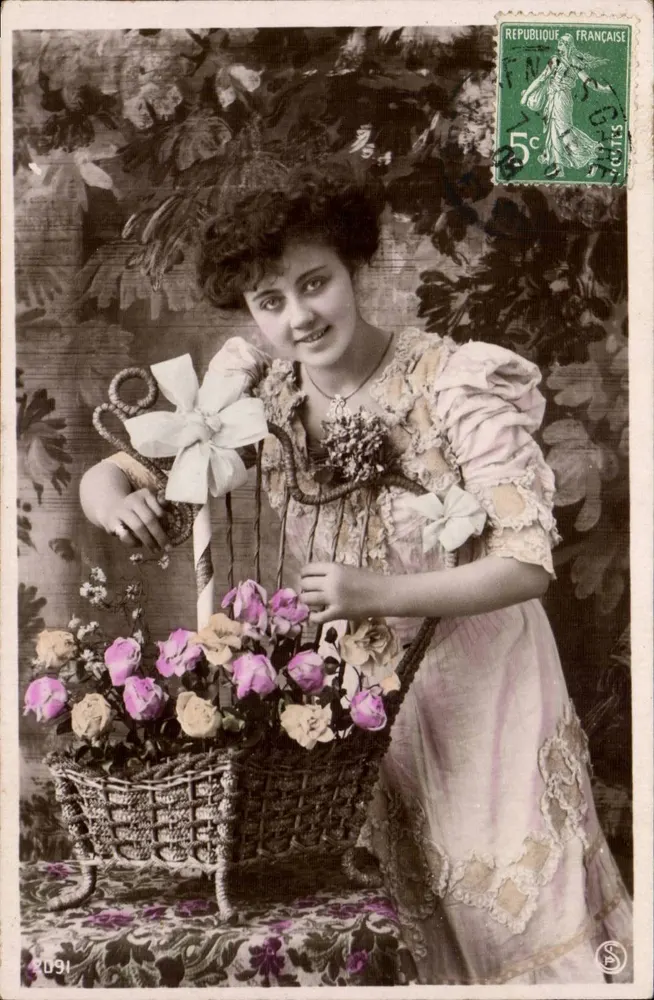 Junge Frau mit einem Korb voll Rosen — unbekannter Verlag, Nr. 2091 - Vorderseite