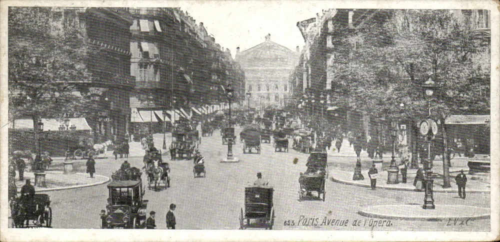 Paris Avenida da Ópera — vista da rua com veículos e edifícios — LVXC, n°653 - Frente