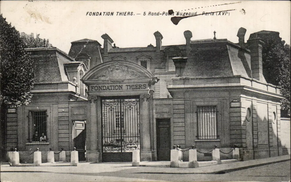 Fondation Thiers — entrée principale avec grille ornée — éditeur impr. sur la carte - Vorderseite