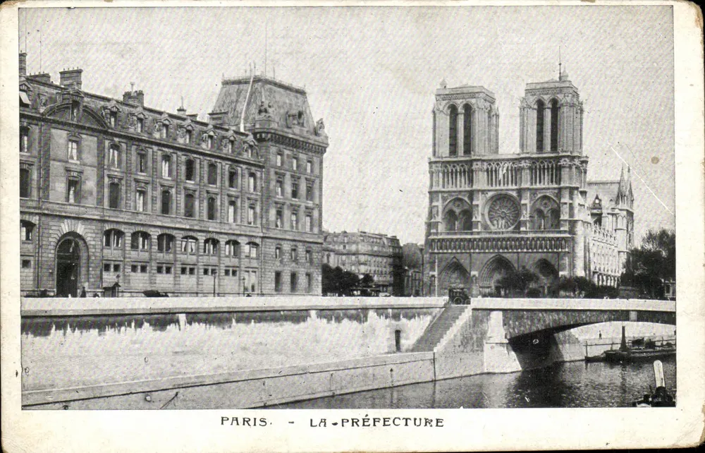 Paris - A Prefeitura — Notre-Dame de Paris — editor não visível - Frente