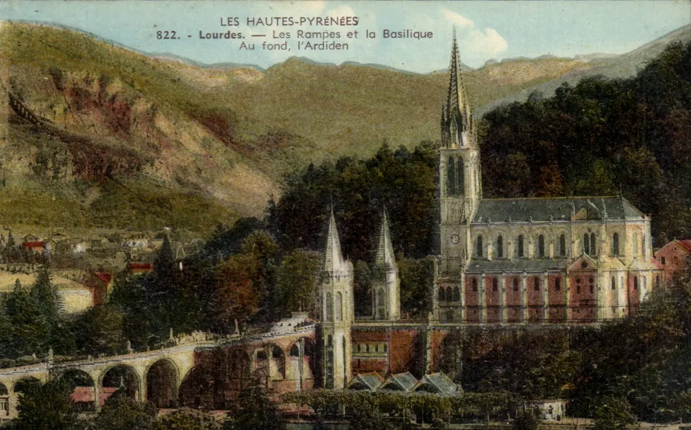 Lourdes — Die Rampen und die Basilika — Im Hintergrund, der Ardiden — Verlag: Labouche frères, Toulouse - Vorderseite