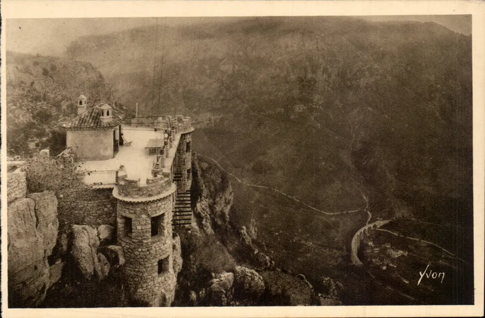 Gorges do Lobo — vista panorâmica de uma construção em falésia — Yvon - Frente