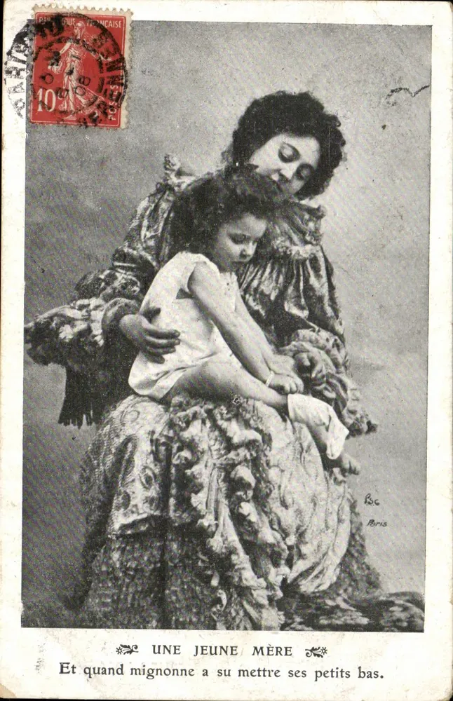 Uma jovem mãe — colocando seus meias — Bric, Paris - Frente