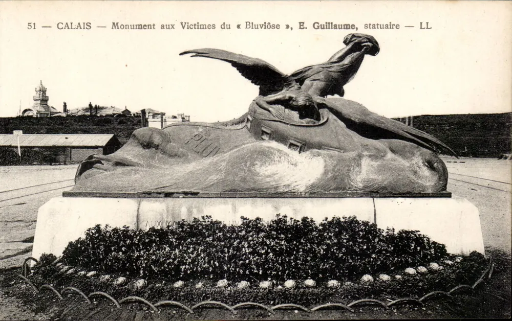Calais — Monument aux Victimes du « Bluviose », E. Guillaume, statuaire — LL - Recto