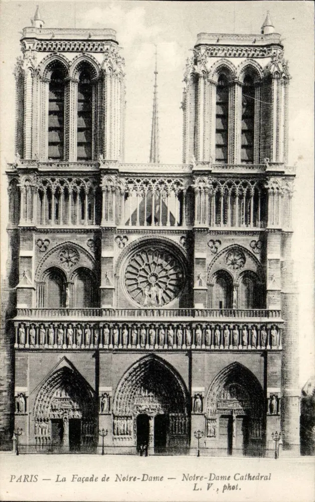 PARIS — A Facha da Catedral de Notre-Dame — Catedral de Notre-Dame — L. V., fot. - Frente