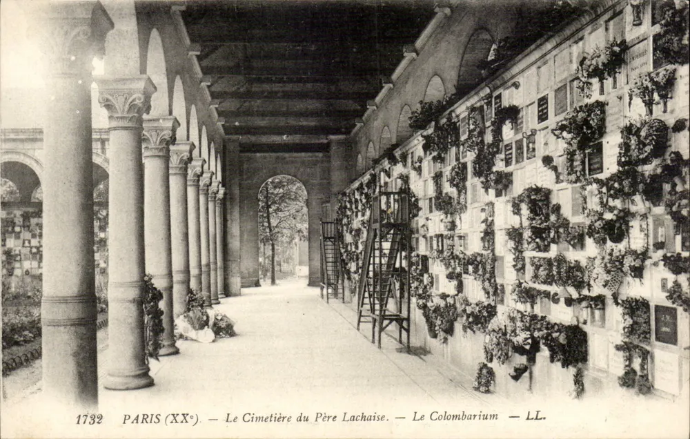 Friedhof Père Lachaise — Das Columbarium — LL. - Vorderseite