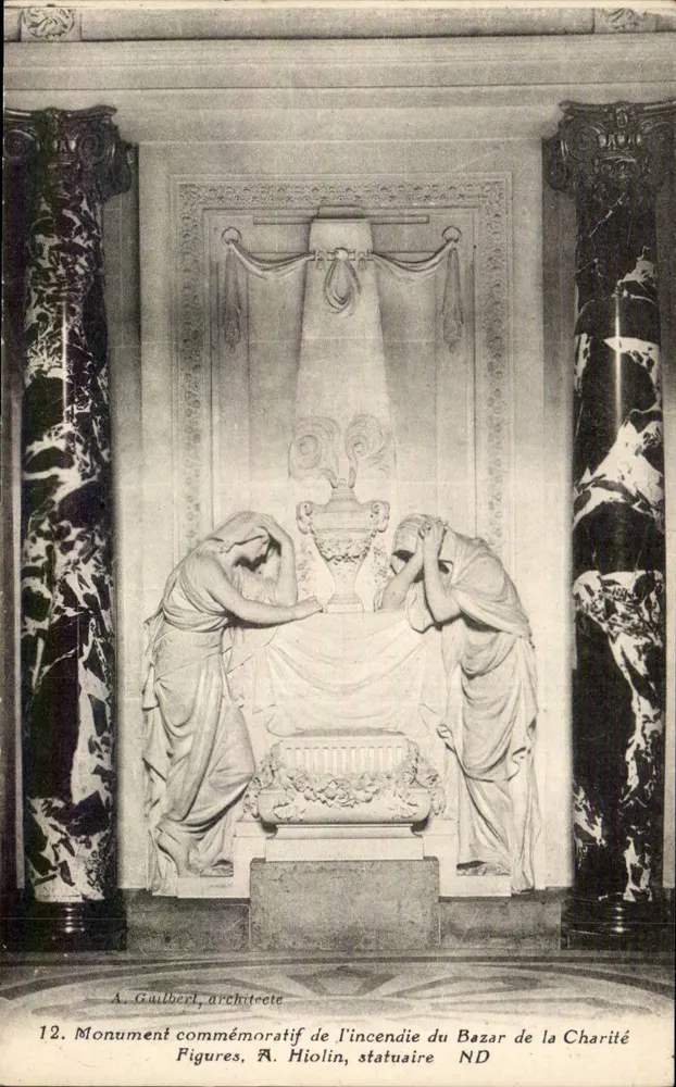 Gedenkmonument des Brandes am Bazar de la Charité — A. Guilbert, Architekt — Figuren, A. Hiolín, Bildhauer - Vorderseite