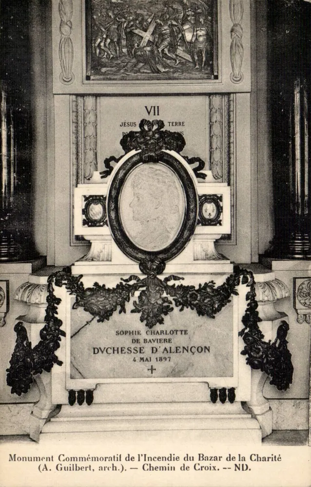 Gedenkmonument für das Feuer am Bazar de la Charité — Sophie Charlotte von Bayern — A. Guilbert, Arch. — Chemin de Croix - Vorderseite