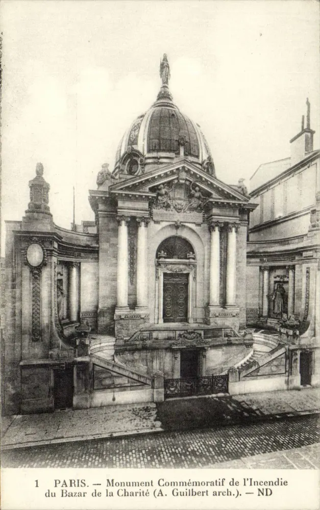 Paris — Gedenkmonument des Brandes am Bazar de la Charité — A. Guilbert Architekt - Vorderseite