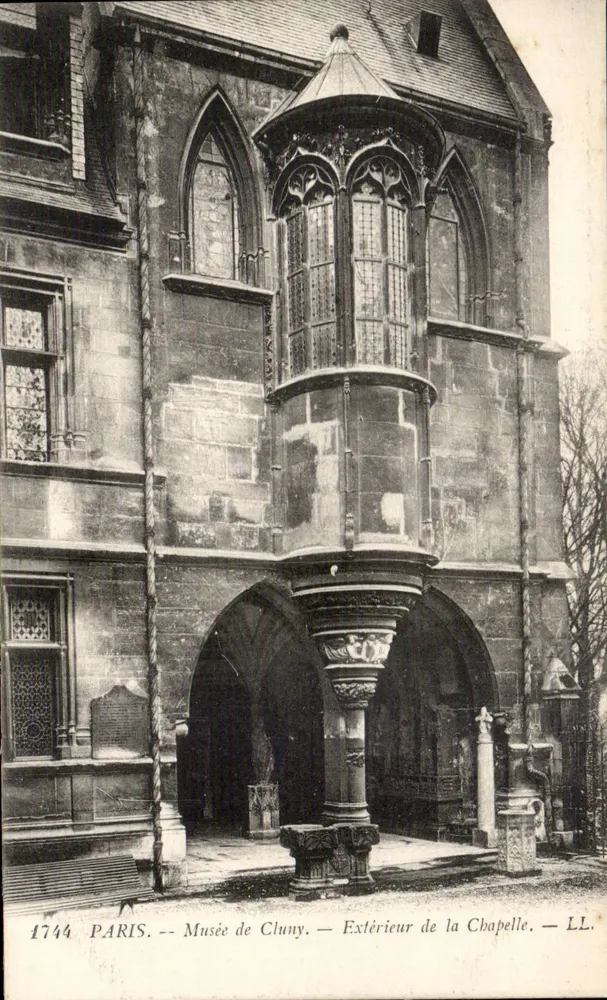 Paris — Musée de Cluny — Äußere des Chapitels — LL. - Vorderseite