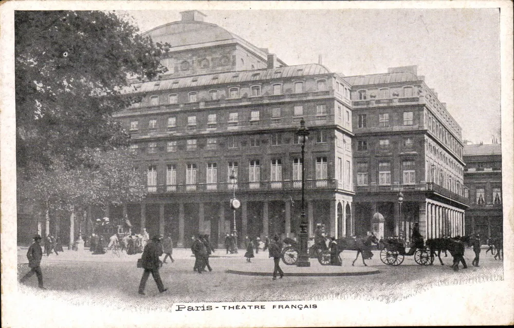 Paris - Teatro Francês — vista do edifício com pedestres e carruagens — editor não visível - Frente