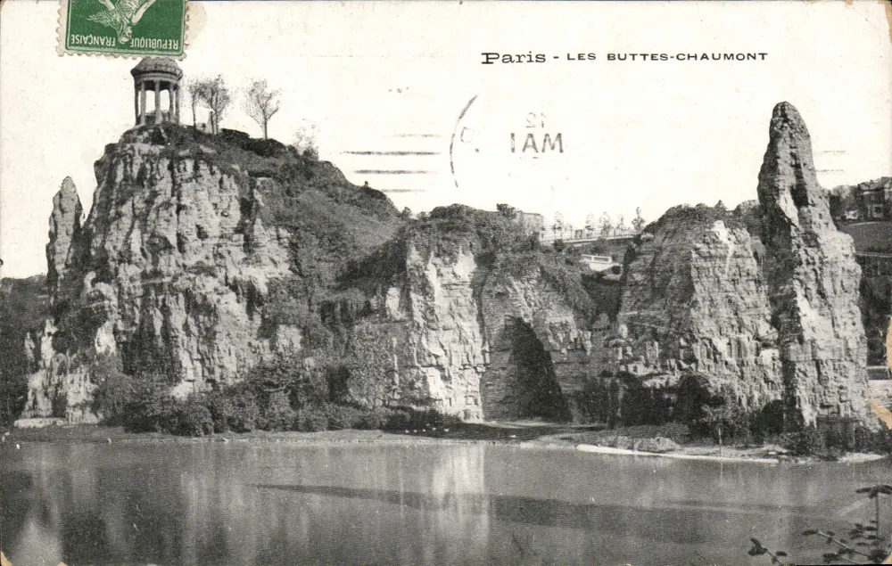 Paris - LES BUTTES-CHAUMONT — vista dos rochedos e do lago com um kiosque em uma colina — editor não identificado - Frente