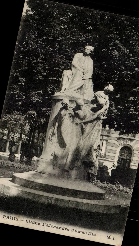 Paris — Estátua de Alexandre Dumas filho — M. J. - Frente