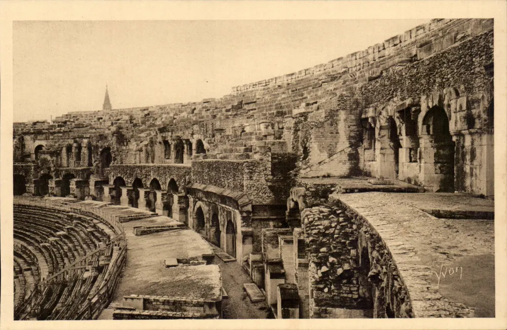 Nîmes — Innenansicht der Arenen — Galerien und Tribünen — Éditions d'Art YVON, Paris - Vorderseite