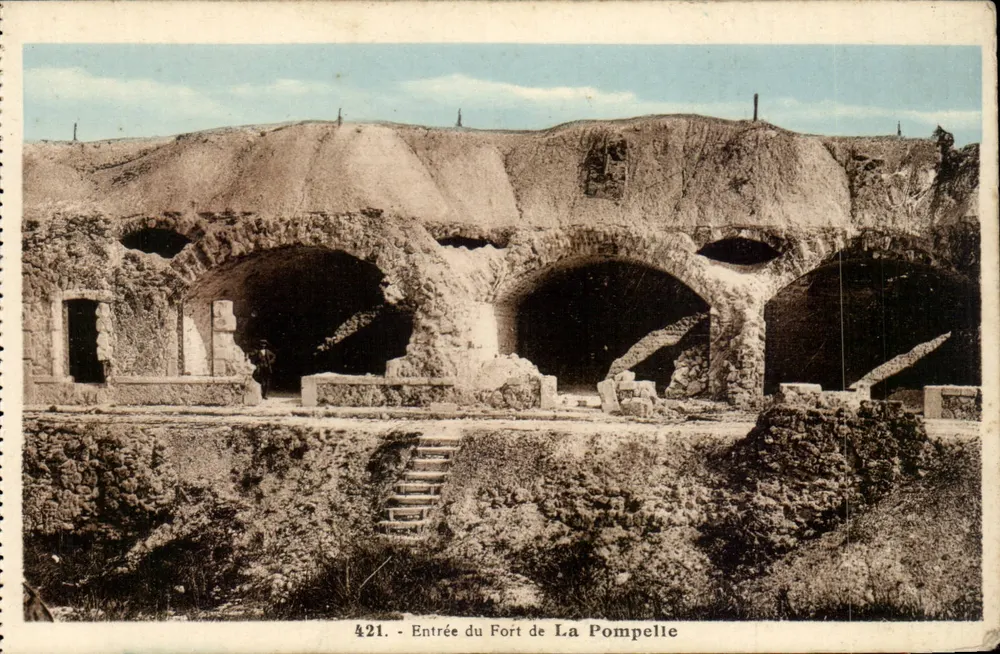 Entrada do Forte de La Pompelle — vista das arcos e escadas — Jacques Fréville, Reims, n° 421 - Frente