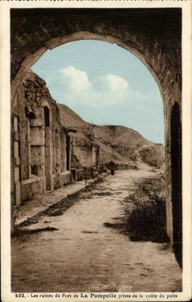 Die Ruinen des Forts La Pompelle — Ansicht der Gewölbe des Brunnens — Jacques Fréville, Verlag, Reims - Vorderseite