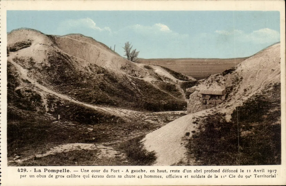 La Pompelle — Uma cour do Forte — Detalhes da destruição causada por um obus em 11 de abril de 1917 — Jacques Fréville, Reims, n°429 - Frente