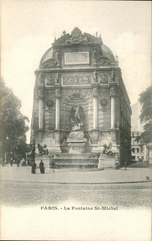 Paris - Fontaine St-Michel — vista da fonte decorada com esculturas e um domo, com alguns transeuntes — editor não visível - Frente
