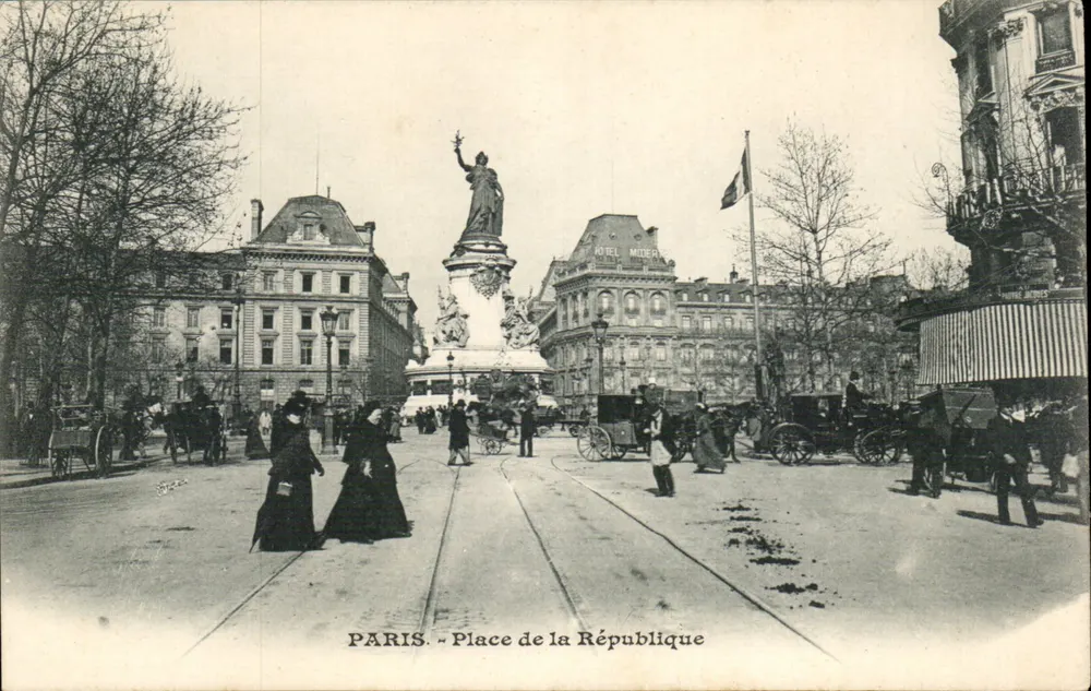 Paris - Praça da República — estátua central, trams, hotel Miter - Frente