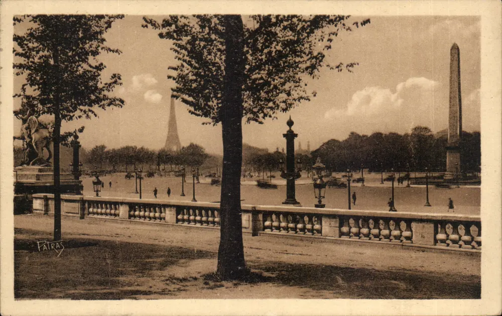 Place de la Concorde — Ansicht mit Obelisken und Eiffelturm im Hintergrund — Verlag Patras, n°82 - Vorderseite