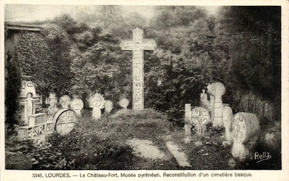 Lourdes — Der Burgschloss. Pyreneen-Museum. Rekonstruktion eines baskischen Friedhofs. - Vorderseite