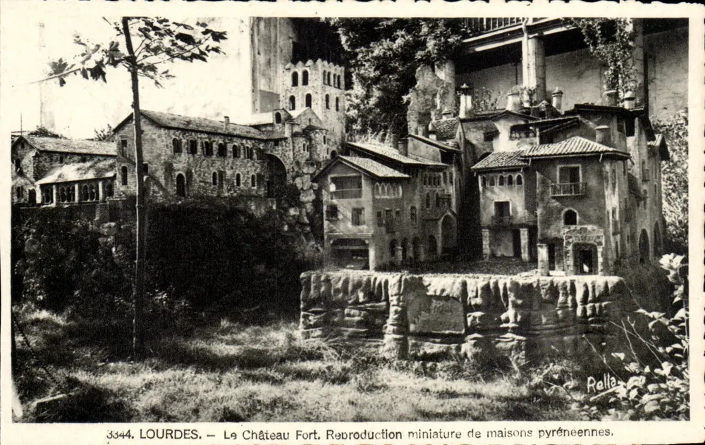 Lourdes — Der befestigte Schloss. Miniaturreproduktion von Pyrenäen-Häusern. — Rella, n° 3344 - Vorderseite