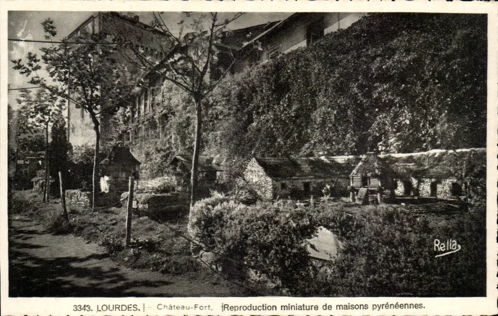 Lourdes — Château-Fort — Miniaturreproduktion pyrenäischer Häuser — Rella, n°3343 - Vorderseite