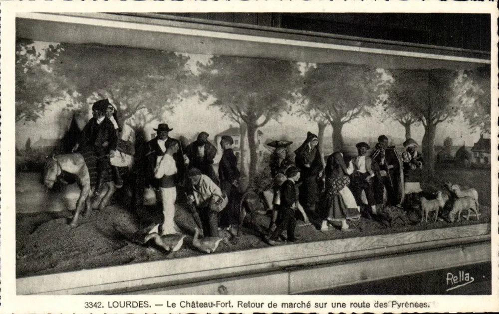 LOURDES — Das Schloss-Fort. Rückkehr vom Markt auf einer Pyrenäenstraße — Rella, Nr. 3342 - Vorderseite