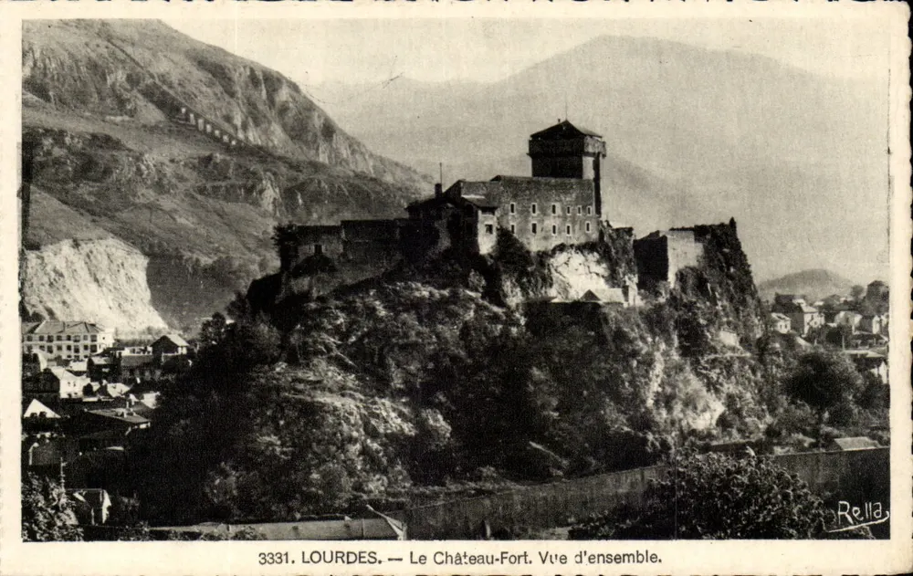 Lourdes — O Castelo-Forte. Vista geral. — Reilla, n° 3331 - Frente
