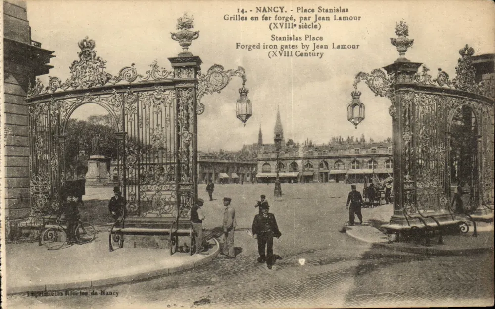 Nancy - Place Stanislas — Grilles en fer forgé par Jean Lamour (XVIIIe siècle) — Imprimeries Rombes de Nancy, n°14 - Recto