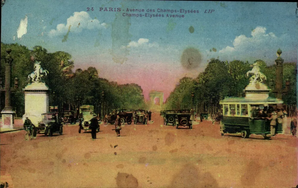 Paris - Avenida dos Campos Elísios — vista com veículos e estátuas — LIP, n°24 - Frente