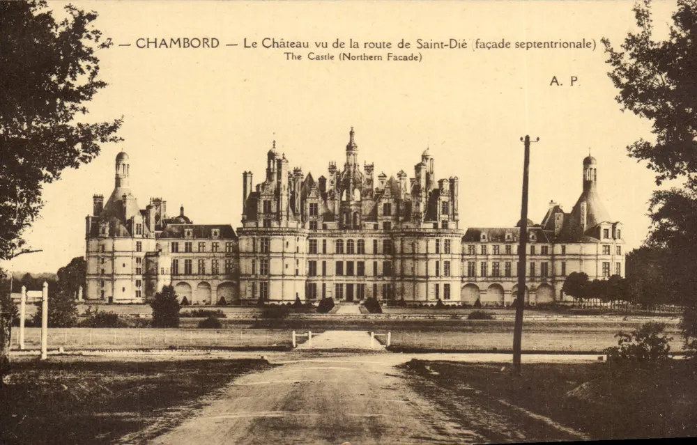 Chambord — Das Schloss von der Straße nach Saint-Dié gesehen (nördliche Fassade) — A. P. - Vorderseite
