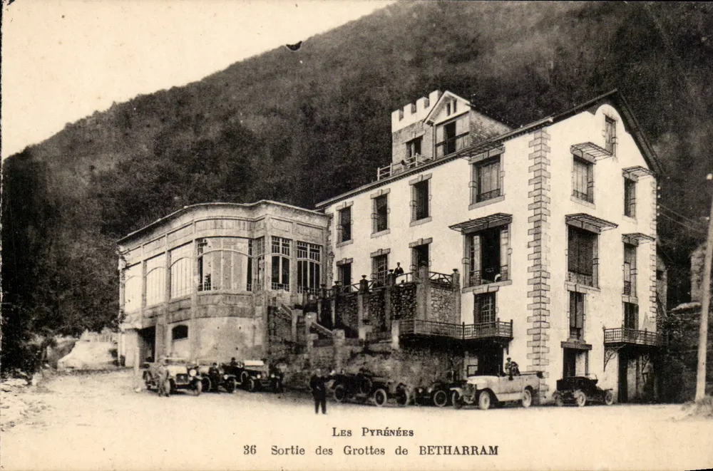 Saída das Grutas de BETHARRAM — Os Pirineus — série 36 - Frente