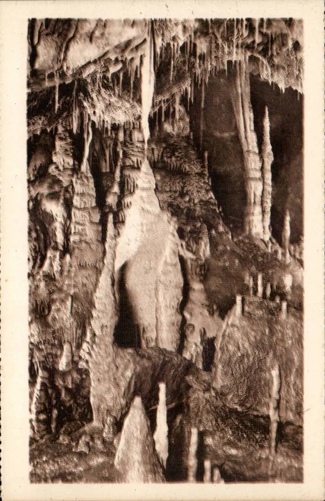 Gruta de Dargilan — Sala da Igreja — Imp. François, Limoges - Frente