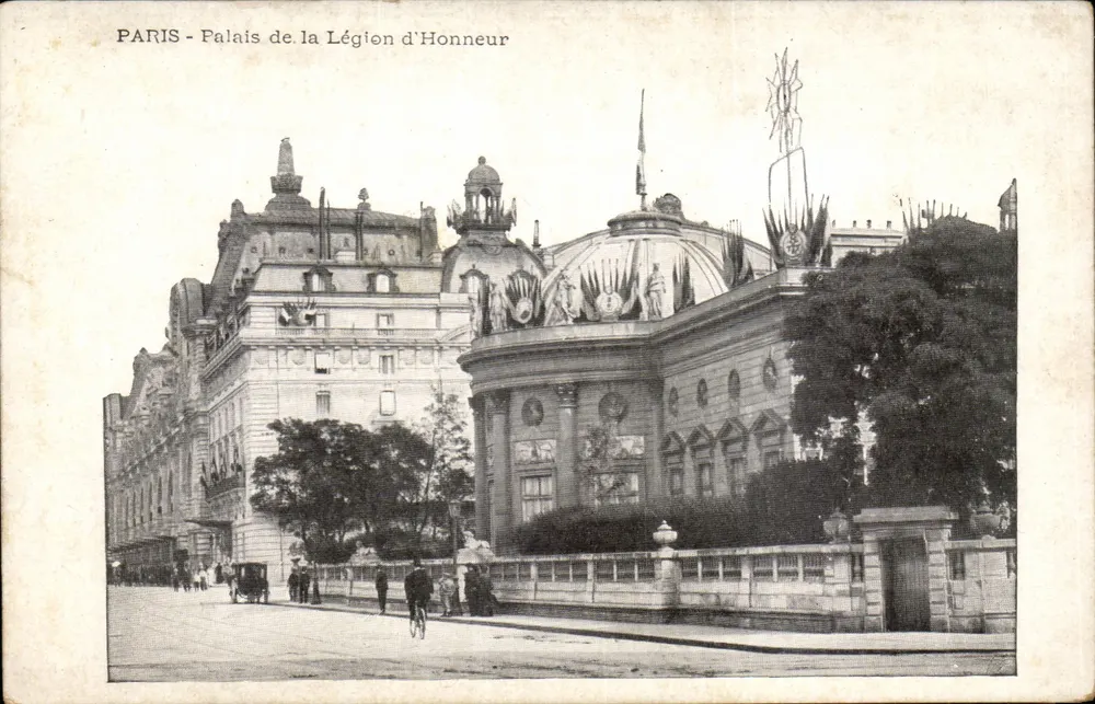 PARIS - Palácio da Legião de Honra — vista arquitetônica com bandeira e estátua - Frente