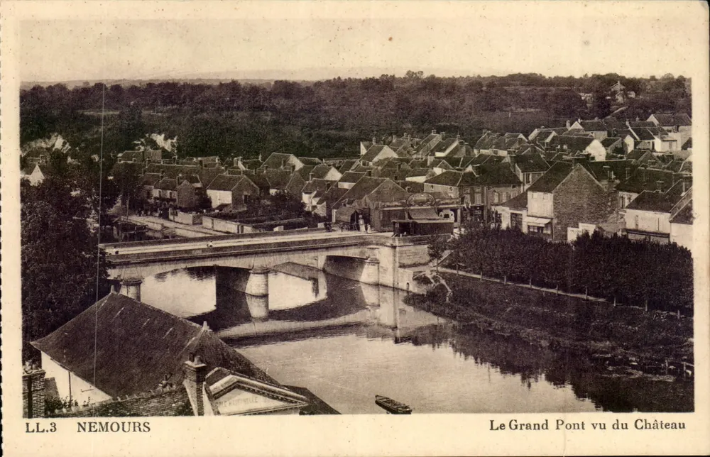 Nemours — Uitzicht op de Grote Brug vanaf het Kasteel — LL.3 - Voorkant