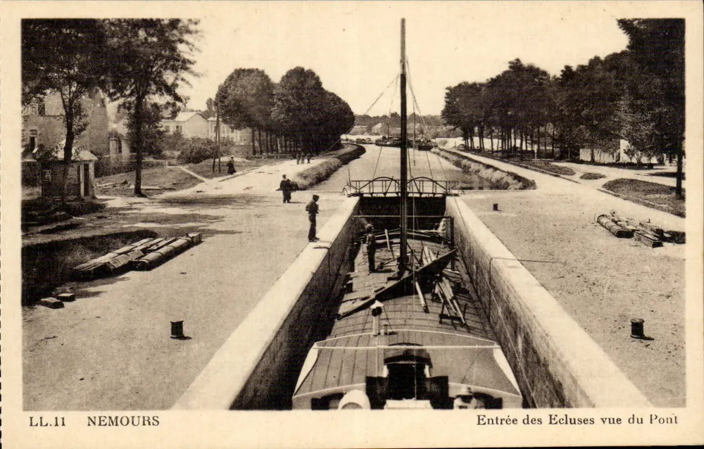 Nemours — Entrada das Escadas de Água vista do Ponte — LL.11 - Frente