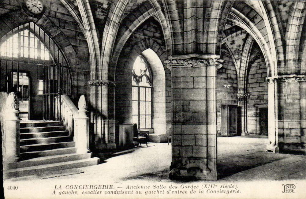 A Conciergerie — Sala Antiga dos Guardas (século XIII) — IND Phot. - Frente
