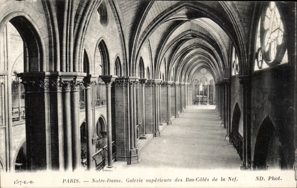 Paris — Notre-Dame. Obergalerie der Seitenpfeiler der Kirche. - Vorderseite