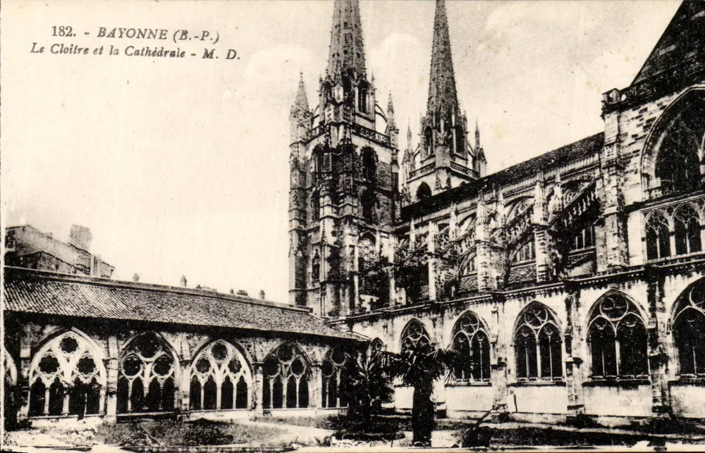 Bayonne (B.-P.) - O Claustro e a Catedral - M. D. - Frente