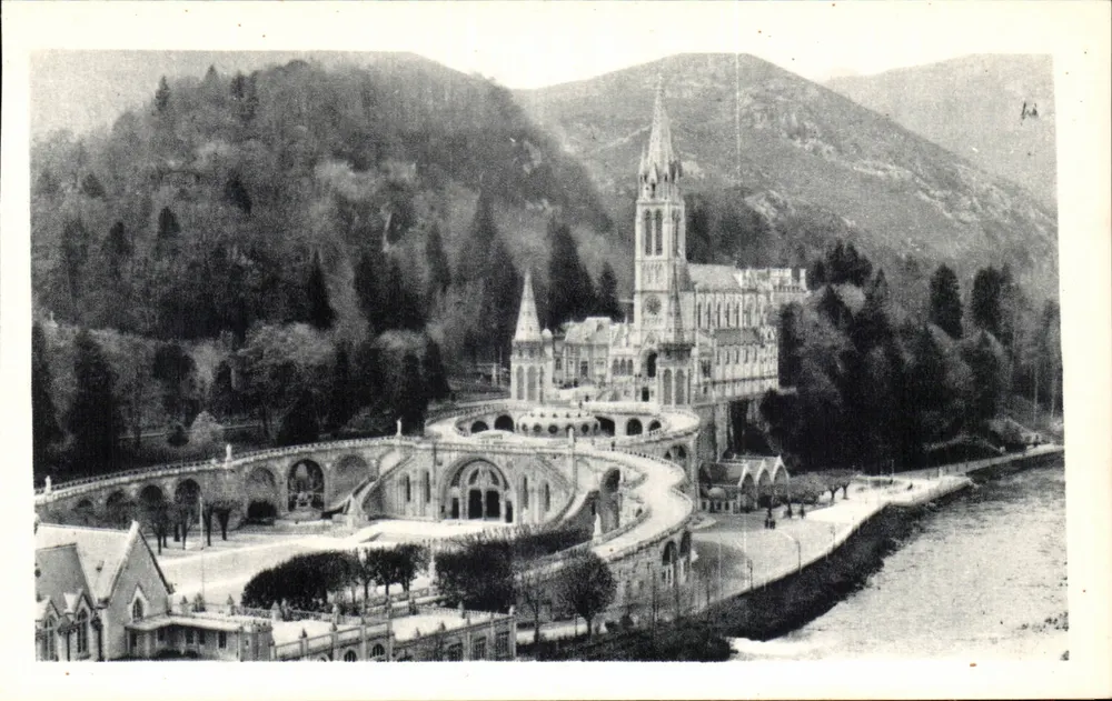Lourdes — Vista geral da Basílica — Edit. P. Doucet Lourdes, n°32 - Frente