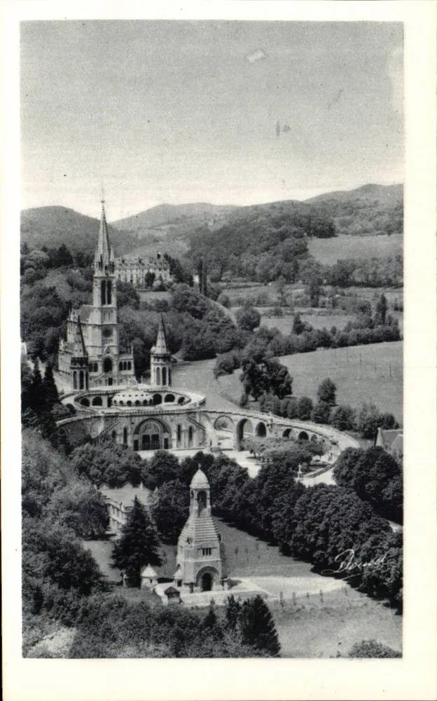 Lourdes — A Basílica e o monumento interalliado — P. Doucet - Frente